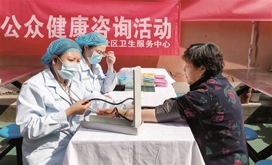 關(guān)愛(ài)老年人 義診進(jìn)社區(qū)