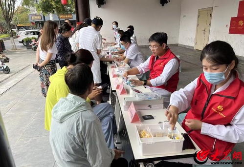 醫(yī)心向黨 健康義診進(jìn)社區(qū)——蘭山區(qū)人民醫(yī)院開展健康咨詢服務(wù)